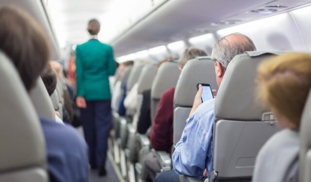 VIDEO: Una “lluvia” se desató dentro de un avión repleto de pasajeros