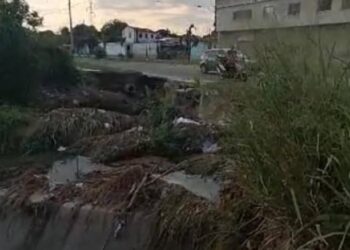 Un tramo de la avenida principal de Valle Hondo en Cabudare a punto de desplomarse