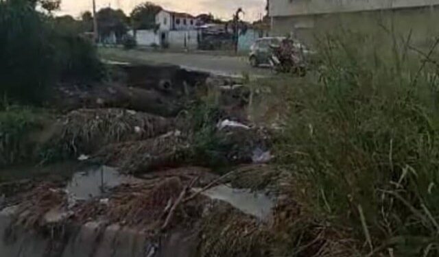 Un tramo de la avenida principal de Valle Hondo en Cabudare a punto de desplomarse