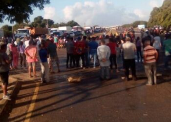 Pescadores trancaron la única vía de acceso a Paraguaná para exigir indemnización de Pdvsa