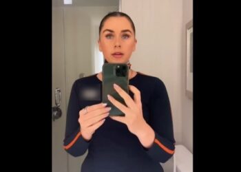 Trabajaba como azafata en EEUU y un pasajero la comprometió con un pedido