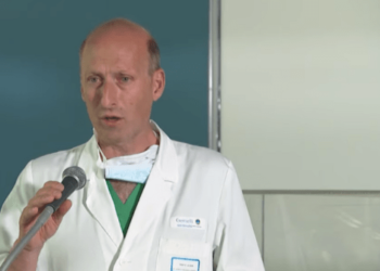 El cirujano que operó dos veces al papa es investigado por falsificación, según un medio