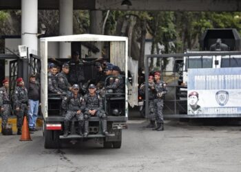 El País: Las puertas giratorias de las cárceles venezolanas; unos presos salen, otros entran