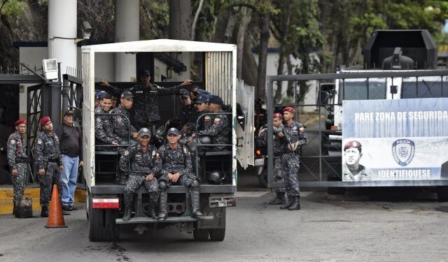 El País: Las puertas giratorias de las cárceles venezolanas; unos presos salen, otros entran