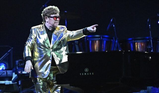Desde unas botas hasta un piano: Elton John subastará sus objetos más preciados