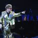 Desde unas botas hasta un piano: Elton John subastará sus objetos más preciados