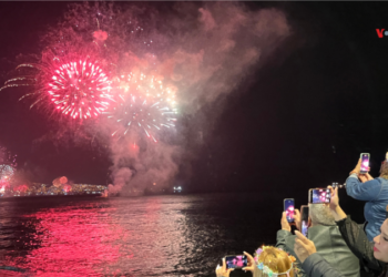 Fuegos artificiales y buenos deseos:  chilenos celebran la llegada de 2024 con pedidos de paz y fin de guerra en Gaza