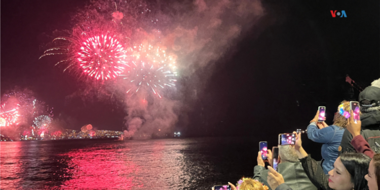 Fuegos artificiales y buenos deseos:  chilenos celebran la llegada de 2024 con pedidos de paz y fin de guerra en Gaza