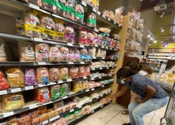 Precios al consumidor en EEUU suben más de lo previsto en diciembre; pedidos por desempleo caen