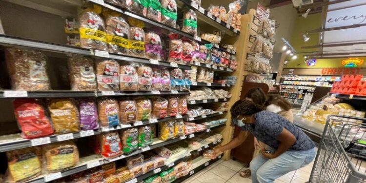 Precios al consumidor en EEUU suben más de lo previsto en diciembre; pedidos por desempleo caen