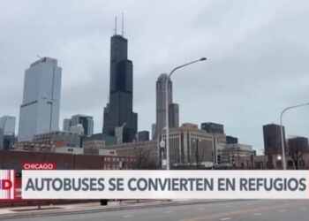 Inmigrantes duermen en autobuses públicos en Chicago