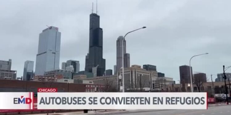 Inmigrantes duermen en autobuses públicos en Chicago