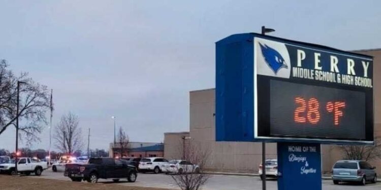 Múltiples víctimas por tiroteo en escuela de Iowa