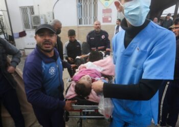 Combates en Gaza dejan a cientos atrapados en un hospital de Jan Yunis