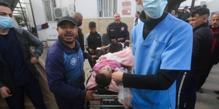 Combates en Gaza dejan a cientos atrapados en un hospital de Jan Yunis