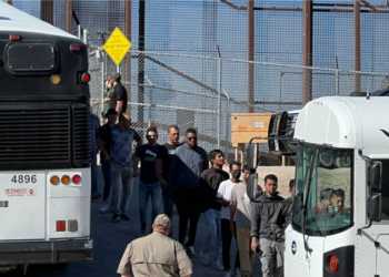 Demanda millonaria de Nueva york a empresas que transportan migrantes.