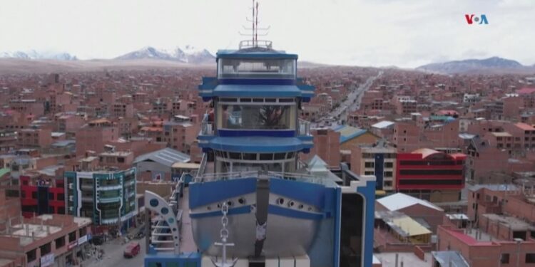 El crucero de los Andes, uno de los cholets más populares de El Alto, Bolivia