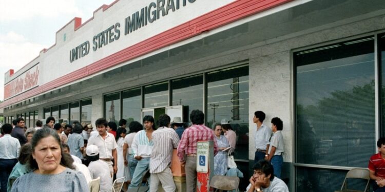 EE. UU: Récord de 3 millones de casos se acumulan en tribunales de inmigración