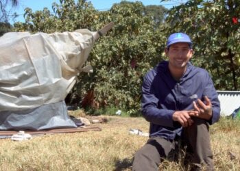 Hombre sin hogar en Colombia busca que  personas sin techo puedan tener una vivienda