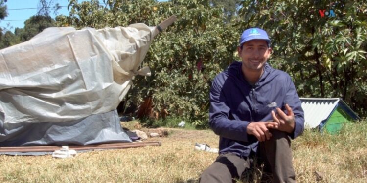 Hombre sin hogar en Colombia busca que  personas sin techo puedan tener una vivienda