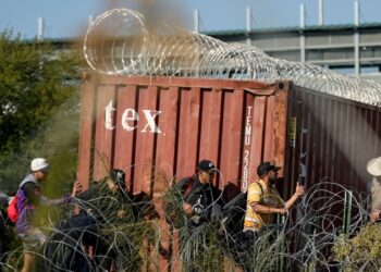 La Casa Blanca advierte con tomar medidas legales contra Texas por la situación en la frontera