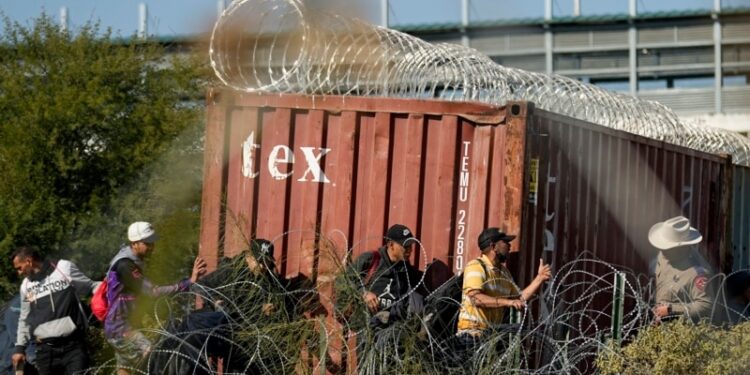 La Casa Blanca advierte con tomar medidas legales contra Texas por la situación en la frontera