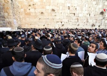 Miles de judíos oran en el Muro de las Lamentaciones de Jerusalén por el regreso de los cautivos en Gaza