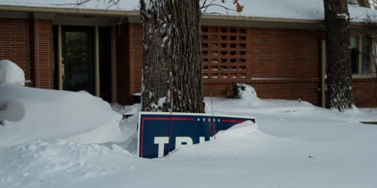 Los albergues creados para alojar inmigrantes ya no tienen capacidad en Chicago, los recien llegados duermen en buses de servicio publico.