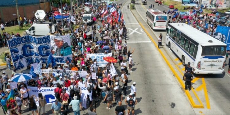 Argentina: 5 muertos y heridos deja enfrentamiento por ocupación de terrenos cerca de Buenos Aires