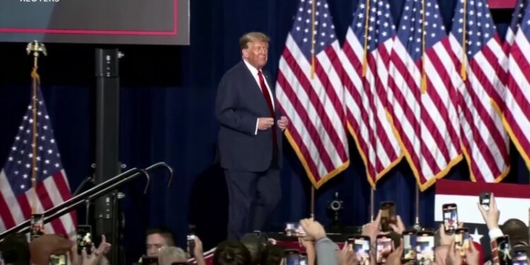 Tras su aplastante victoria en Iowa, Trump comparece ante un tribunal de Nueva York