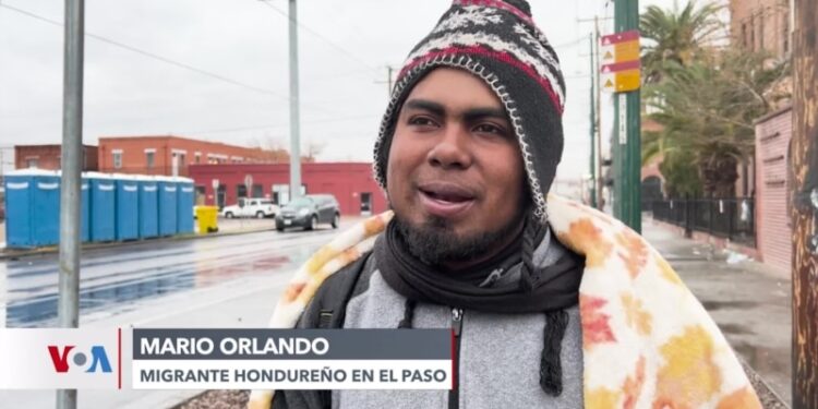 Disminuyen migrantes en la frontera, mientras Casa Blanca celebra decisión sobre alambre de puas.