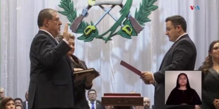 Bernardo Arévalo juró como presidente de Guatemala