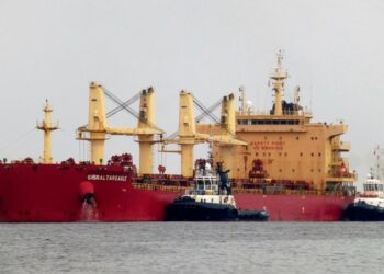 Ataque de hutíes alcanza buque de propiedad de EE. UU. en la costa de Yemen