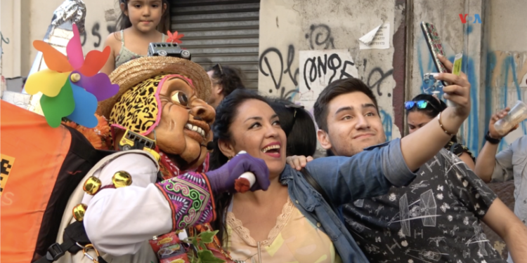 En Fotos: Teatristas de unas 16 naciones reparten alegría en ciudades de Chile