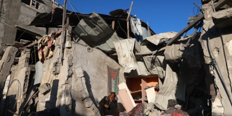 Israel afirma que mató a decenas de militantes, autoridades en Gaza reportan muerte de 16 en ataque aéreo israelí