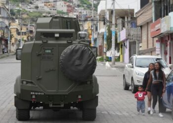 Ecuador sigue en vilo. Falsa alerta de bomba y explosión controlada.