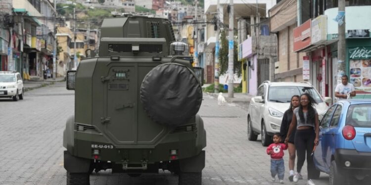 Ecuador sigue en vilo. Falsa alerta de bomba y explosión controlada.