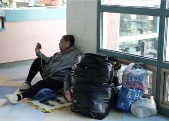 En un albergue municipal en Nueva York murió una menor y ya suman seis los migrantes fallecidos en refugios de la Gran Manzana desde 2022.