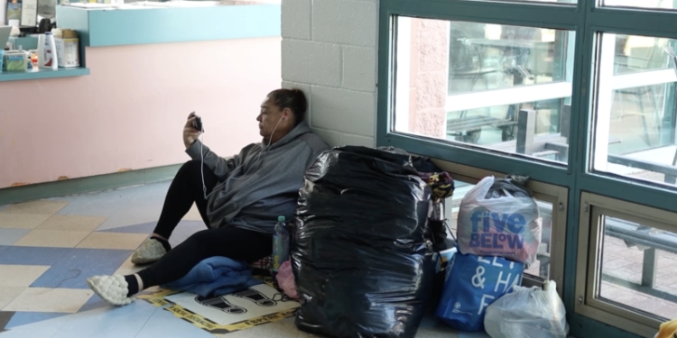 En un albergue municipal en Nueva York murió una menor y ya suman seis los migrantes fallecidos en refugios de la Gran Manzana desde 2022.