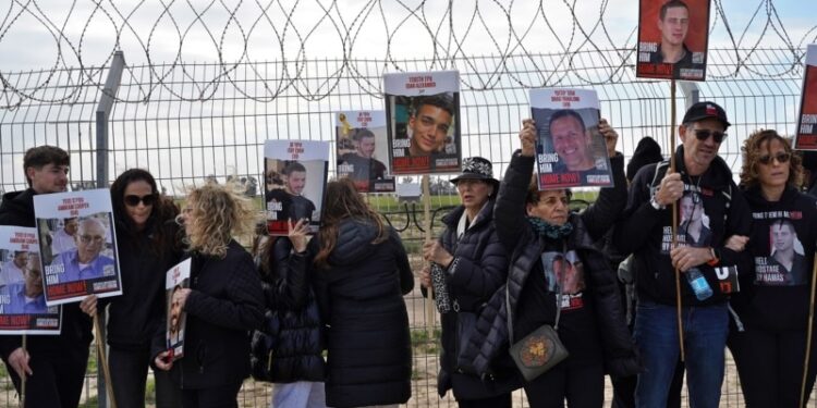 Familiares de rehenes israelíes en Gaza intensifican campaña para lograr su regreso tras 100 días de cautiverio