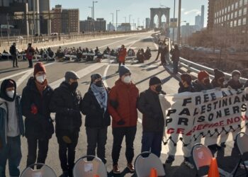 Nueva York: Manifestantes que abogan por un cese el fuego en Gaza bloquean paso en puentes y túnel