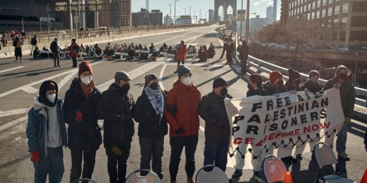 Nueva York: Manifestantes que abogan por un cese el fuego en Gaza bloquean paso en puentes y túnel