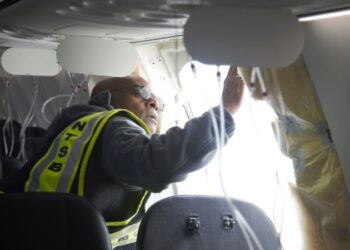 EE. UU. investiga si Boeing evaluó pieza que se despegó de avión