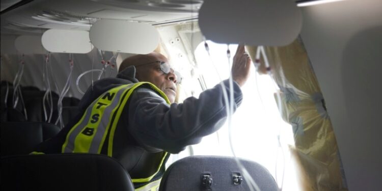 EE. UU. investiga si Boeing evaluó pieza que se despegó de avión