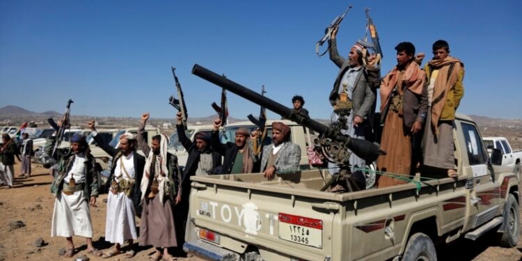 Hutíes usan dron para atacar barco de propiedad estadounidense en golfo de Adén