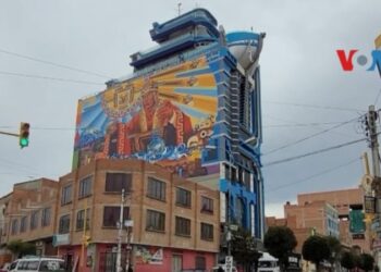 ¿Qué son los “cholets” de Bolivia, los extravagantes edificios que contrastan con el resto de El Alto?