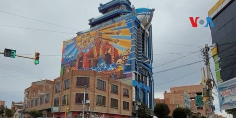 ¿Qué son los “cholets” de Bolivia, los extravagantes edificios que contrastan con el resto de El Alto?