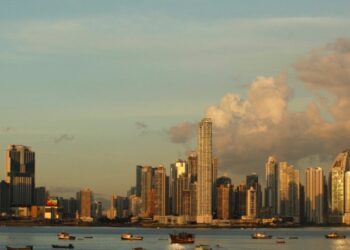 Buscan controlar incendio en principal vertedero en capital de Panamá; advierten de humo