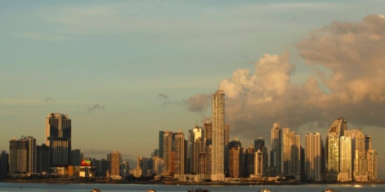 Buscan controlar incendio en principal vertedero en capital de Panamá; advierten de humo