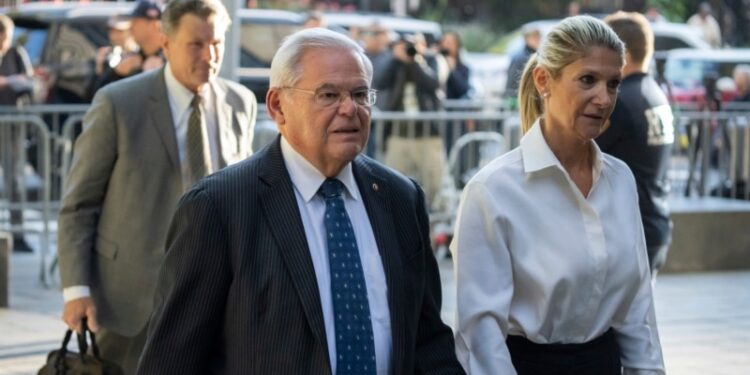 Las autoridades federales acusaron al senador estadounidense Bob Menéndez con nuevos cargos.